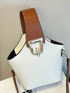 Borsa a secchiello bianca con trama litchi, tracolla marrone e fibbia dorata elegante