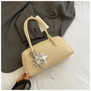 Détail du sac Boston en tweed beige avec breloque étoile argentée et texture tissée