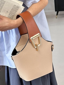 Secchiello chic in pelle beige e marrone con chiusura triangolare dorata elegante