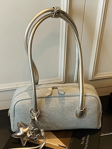Sac Boston argenté minimaliste avec texture pailletée et charmant pendentif étoile