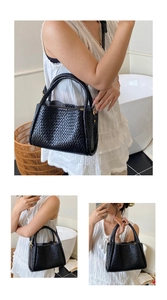 Détail de la texture en cuir tressé noir du sac seau et de la fermeture éclair dorée