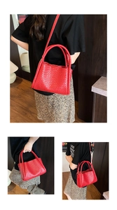 Détails de la texture en cuir tressé rouge et bandoulière réglable du sac seau à main