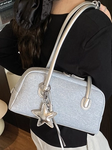 Sac à main Boston bleu clair élégant avec pendentif étoile argenté et bandoulières métalliques