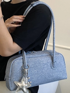Sac Boston en denim bleu avec pendentif étoile argentée et fermeture à glissière