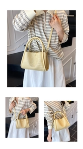 Détail du sac panier tressé avec texture fine et accessoires dorés en décor élégant