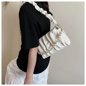 Détail du sac nuage blanc plissé avec chaîne en perles et bandoulière en similicuir