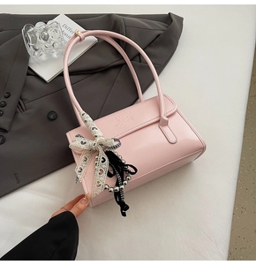 Detailed view of pink shoulder bag with lace heart bow and MUHETI SHI SHANG lettering