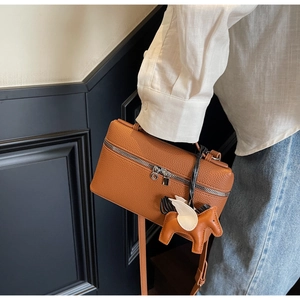 Borsa a bauletto in pelle marrone con cerniera e ciondolo a forma di pegaso elegante