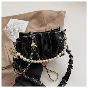 Détail du sac nuage plissé noir avec poignée en perles et bandoulière en chaîne