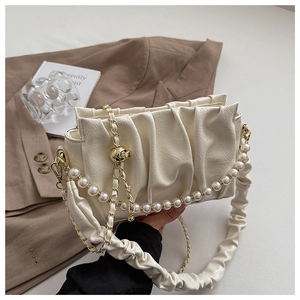 Détail du sac nuage plissé blanc crème avec bandoulière perle et boucle dorée