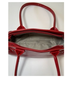 Détail intérieur du sac bowling en cuir verni rouge avec zip et doublure chevrons
