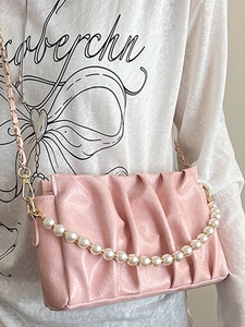 Sac nuage plissé rose avec anse en perles et bandoulière en chaîne métallique