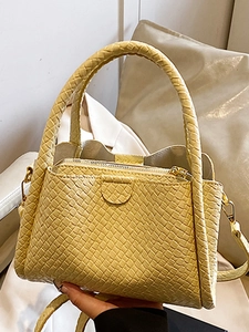 Sac seau jaune clair texturé avec anses rondes et bandoulière amovible