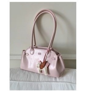 Vue détaillée du sac à épaule en cuir verni rose avec breloque Pégase et logo embossé