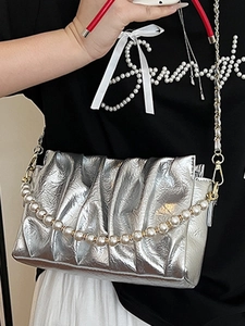 Sac nuage plissé argenté métallisé avec chaîne de perles et bandoulière en métal
