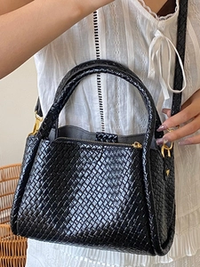 Sac seau noir tendance à texture tressée avec finitions dorées et bandoulière