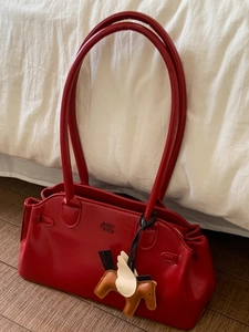 Sac bowling rouge brillant en cuir verni avec fines anses et charm petit cheval