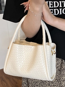Sac fourre-tout tissé blanc cassé chic avec doubles poignées et anneaux dorés en métal