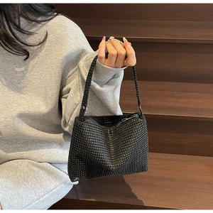 Détails des strass noirs scintillants sur un sac à bandoulière avec fermeture éclair