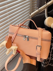 Borsa a mano rosa in pelle martellata con ciondolo a cavallo e tracolla