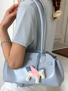 Sac à épaule en cuir verni bleu clair avec breloque poney ailé et logo