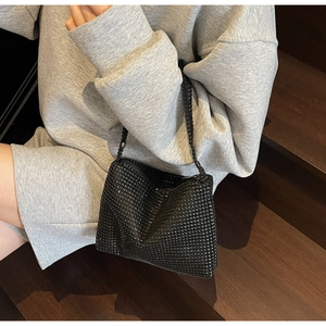 Détail du sac hobo noir orné de strass avec une bandoulière scintillante pour femme