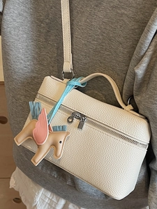 Elegante borsa a mano in pelle beige con motivo litchi e ciondolo pegaso di stile
