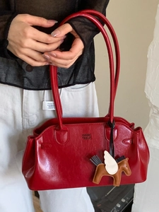 Sac bowling rouge brillant pour femme avec un charm décoratif de cheval ailé