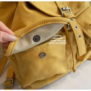 Détail de la fermeture magnétique puissante et sangle en cuir du sac à dos jaune
