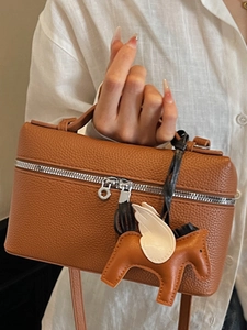 Borsa a mano vanity in pelle martellata caramello con ciondolo a forma di Pegaso