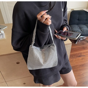 Gros plan détaillé d'un sac hobo tendance en strass argenté dans un cadre de vie décontracté