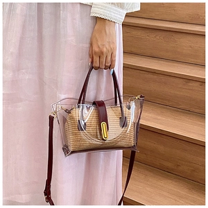 Détail du sac cabas en PVC transparent avec sac intérieur en paille tressée et bandoulière
