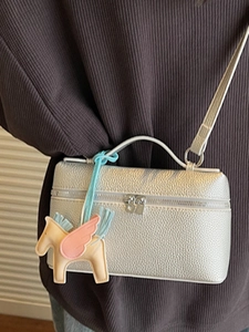 Borsa a mano bianco argento con motivo litchi, ciondolo a forma di pony e tracolla