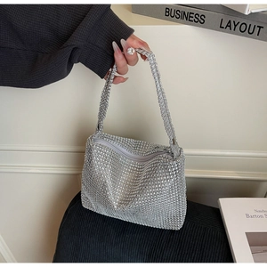 Vue détaillée du sac de soirée en maille de strass argentés avec fermeture à glissière