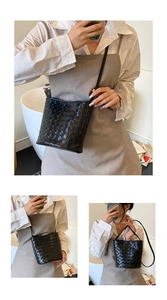 Dettaglio della borsa a secchiello in pelle intrecciata nera con tracolla sottile in pelle