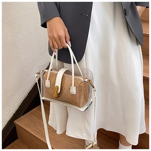 Détail du sac cabas en PVC transparent avec pochette intérieure en paille tressée