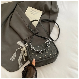 Détails du sac punk en denim anthracite avec strass brillants et chaînes argentées