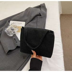 Détails d'un sac de soirée rectangulaire noir orné de strass brillants et luxueux