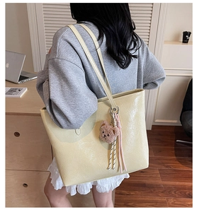 Grande borsa tote giallo crema con finitura in pelle verniciata e ciondolo orso