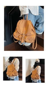 Vue détaillée du sac à dos en toile jaune gingembre avec poches à rabat et boucles métal