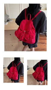 Vue détaillée de l'arrière d'un sac à dos vintage rouge avec double poches avant