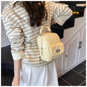 Detailansicht der gesteppten Mini-Beuteltasche mit goldener Kette und Drehverschluss