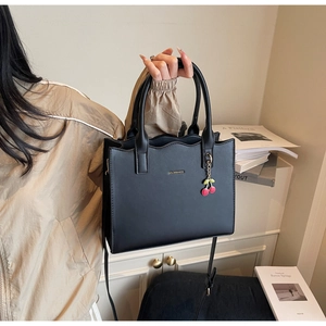 Elegante schwarze matte PU-Lederhandtasche mit Wellenrand-Design und Kirsch-Anhänger