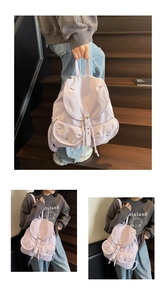 Détail du sac à dos en toile lavande avec compartiment principal et doubles poches avant