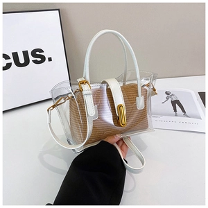 Détail du sac cabas en PVC transparent avec pochette intérieure tressée marron et métal doré