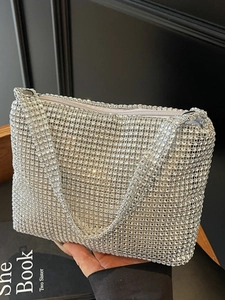 Sac à bandoulière chic en strass argentés avec lanière en cristal étincelante