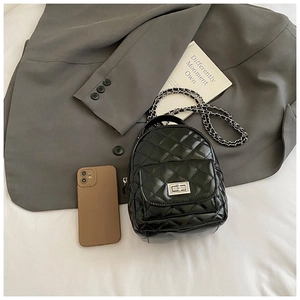 Nahaufnahme der schwarzen gesteppten Mini-Beuteltasche mit silberner Kette und Drehverschluss