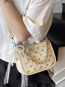 Sac à bandoulière matelassé style punk avec rivets, strass et chaînes de perles déco