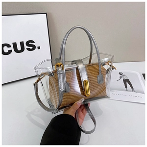 Détail du sac cabas en PVC transparent argenté avec pochette intérieure tissée marron chic
