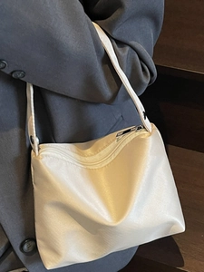 Sac à bandoulière vintage blanc crème avec large sangle et rivets métalliques argentés